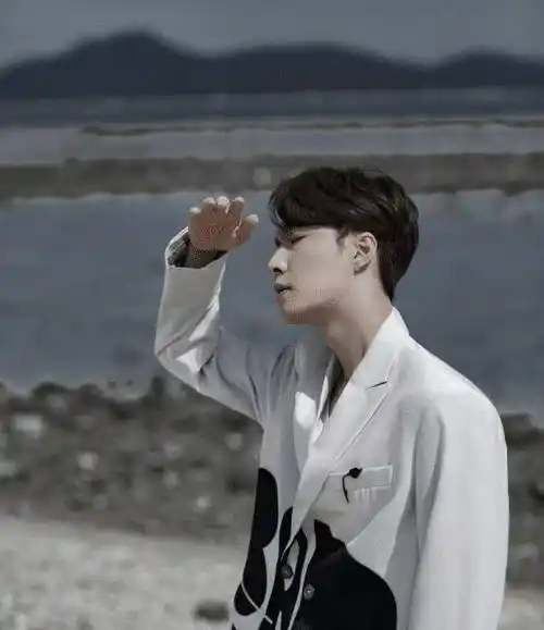 从之前在国外练习生的时候就非常的努力,张艺兴表示自己的悟性相对