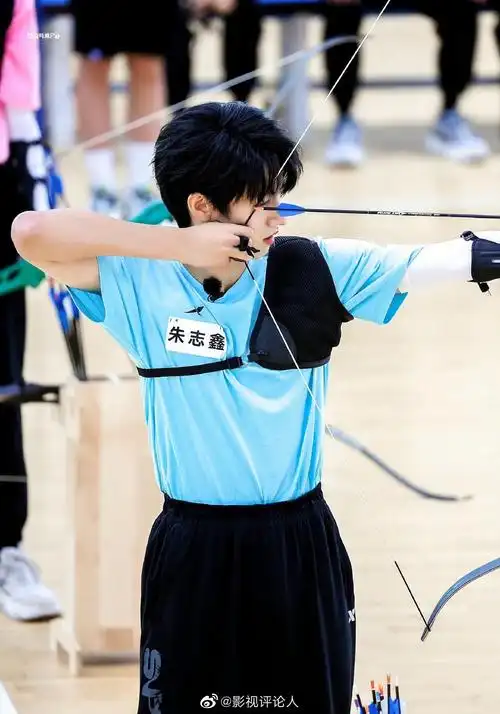 tf家族三代去年夏日运动会射箭名场面!