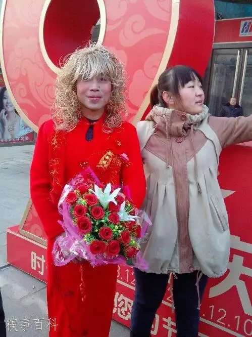 瞧这男扮女装