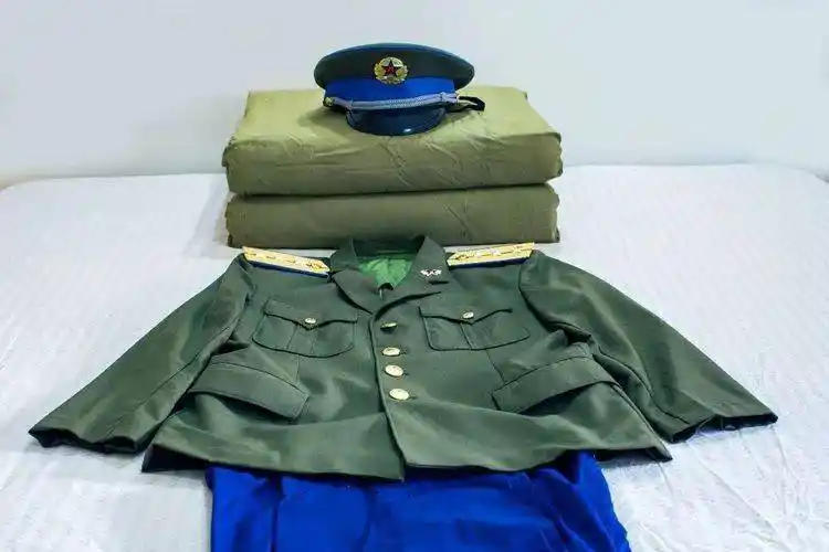 图为87式空军尉官服装.1988年9月我被授予空军专业技术中尉军衔.