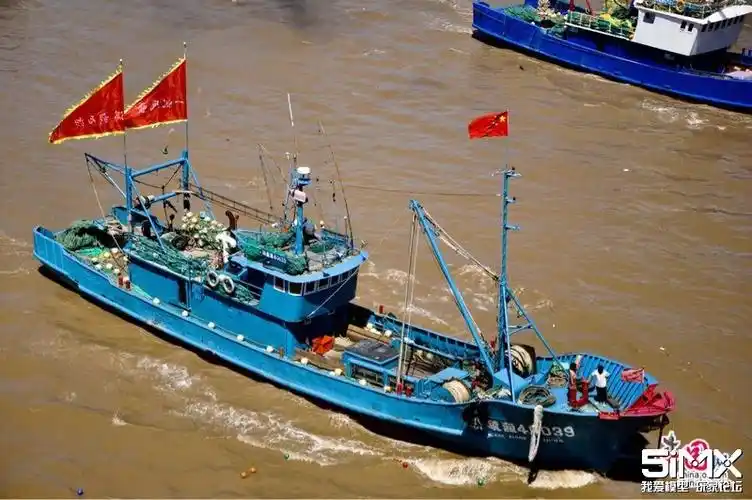 拖网渔船下水测试