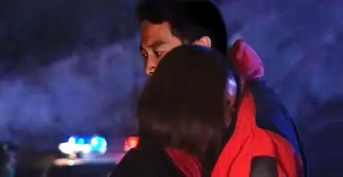 剧情:815大案当晚,宝乐当场牺牲,季洁难忍情绪抱住杨震痛哭