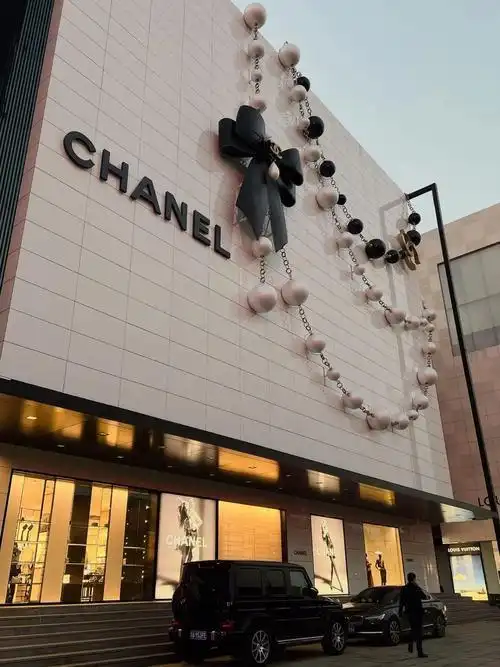 原来消费降级的只有我而已,香奈儿精品店门口人山人海,年售18亿