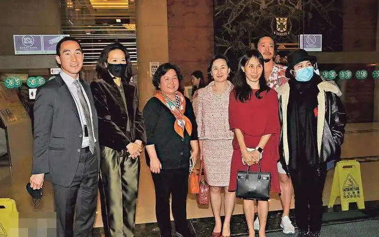 赌王最美外孙女晒近照身材姣好混血特征明显已带新男友见家长