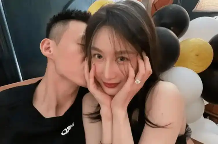 周鹏庆33岁生日,转会深圳,儿女双全,1米87老婆很漂亮_广东队_刘美