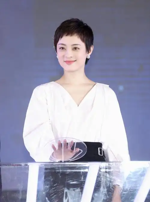 对于过了40岁的中年女性而言,短发不仅方便好打理,也能起到