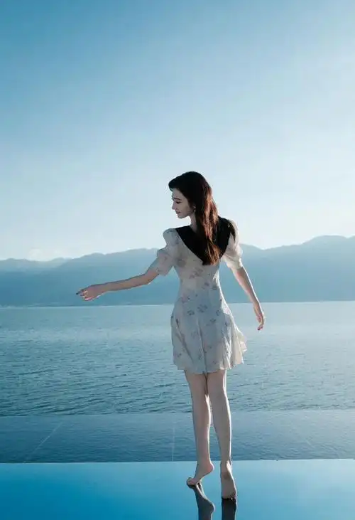 景甜白色碎花短裙外景时尚写真肤如凝脂美腿修长玉足晶莹剔透