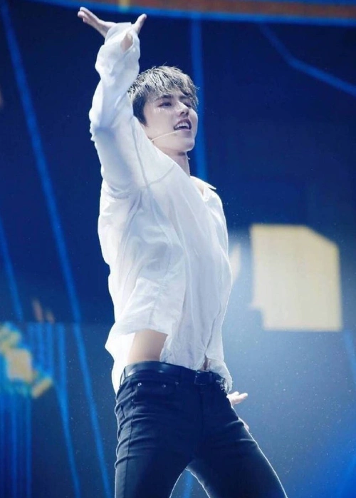 蔡徐坤看似嫩却有"沙漏腰",跳舞时抬胳膊最撩人,这极品腰好仙