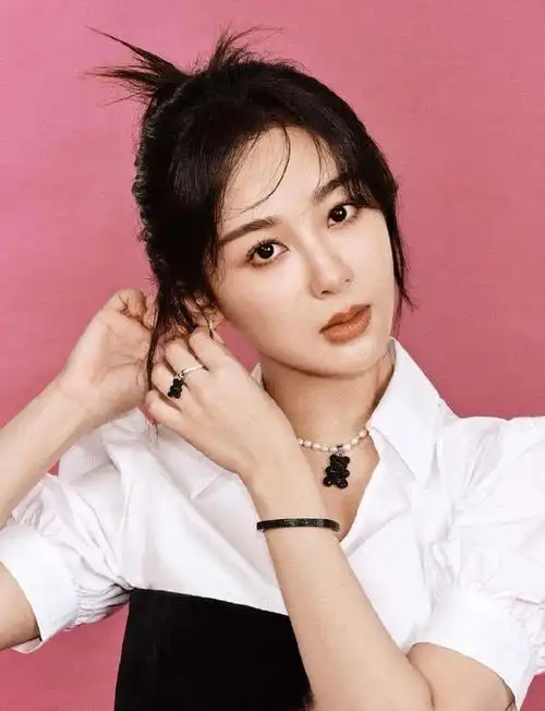 杨紫童趣情怀大片释出 盘发造型青春活力表现力十足