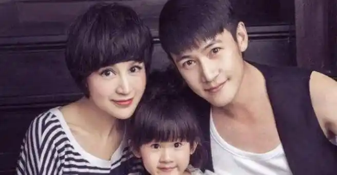 郭京飞给妻子打电话:有女孩要坐大腿,鲍莉听后反应太奇葩!