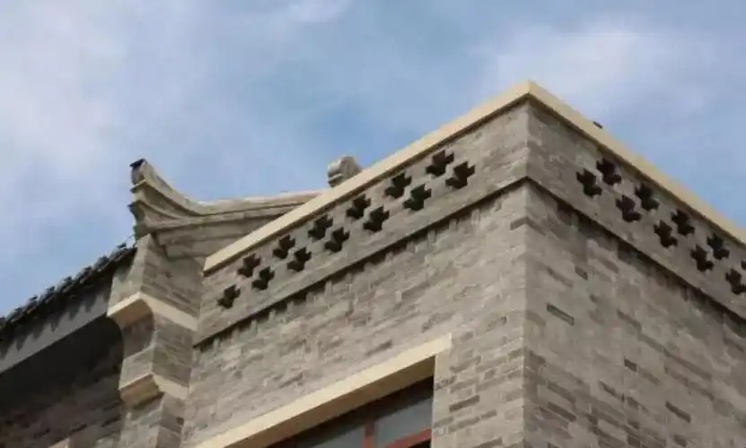 1女儿墙是一种建筑术语,是建筑屋顶外的矮墙,能保护安全,装饰建筑