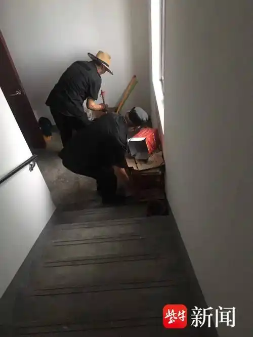 常熟市碧溪街道阅江佳苑社区开展楼道杂物清理工作