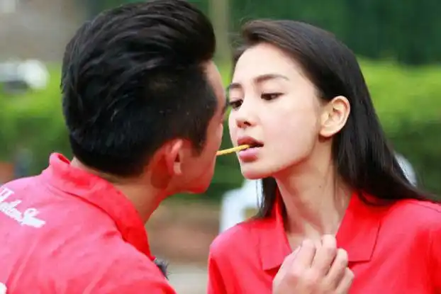 《奔跑吧兄弟》乌镇郑恺吻上杨颖 五大女神水中大战震撼组图