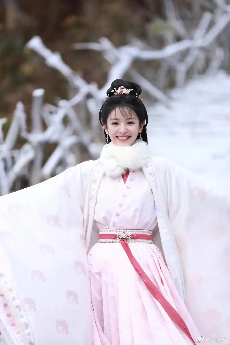 田曦薇甜美可爱