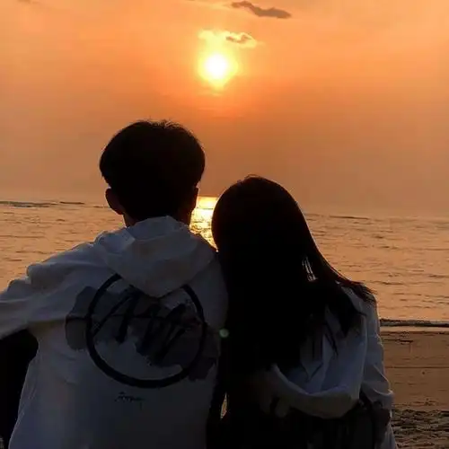 不明显情侣头像//总有一片晚霞会经过你的头上总有一个人在等着般你