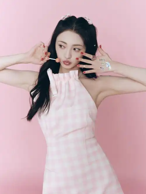 大片##周洁琼公主头#周洁琼粉色格子裙棒棒糖大片,公主头造型超可爱!