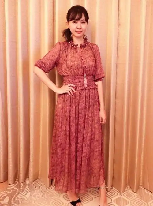 卓依婷身穿黑白的连衣裙,上面是白色