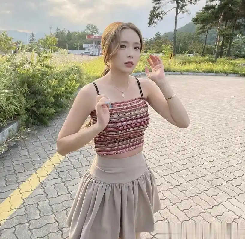 公开的照片中,洪真英在炎炎夏日来到郊外散步,享受一片绿意与微风的