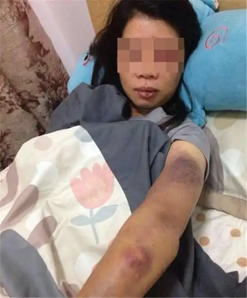 女子会网友被逼喝尿凌虐8小时 竟遭网友家人逼喝尿凌虐8小时