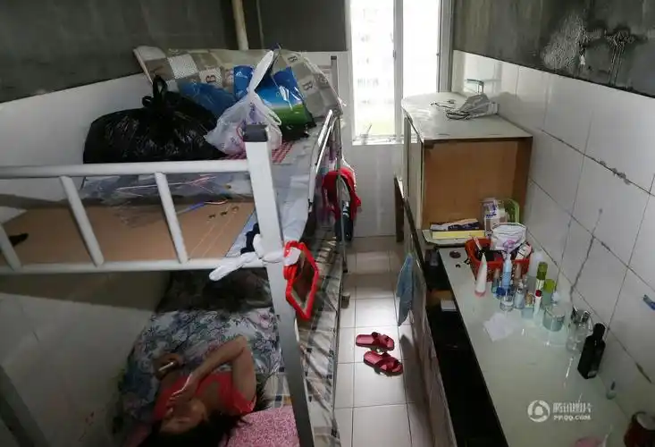 杭州一群租房100平米挤了36张床位