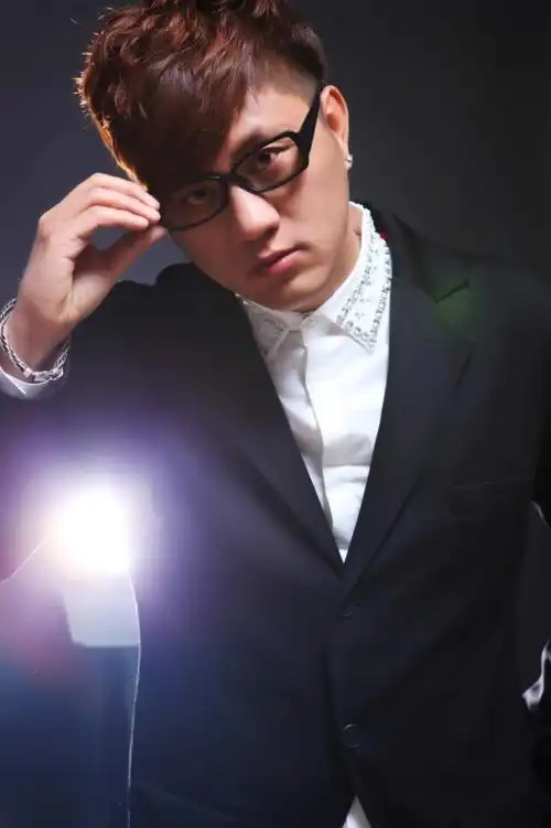 p>《走天涯》是 a href="#" data-lemmaid="1599655">大哲 /a>演唱的