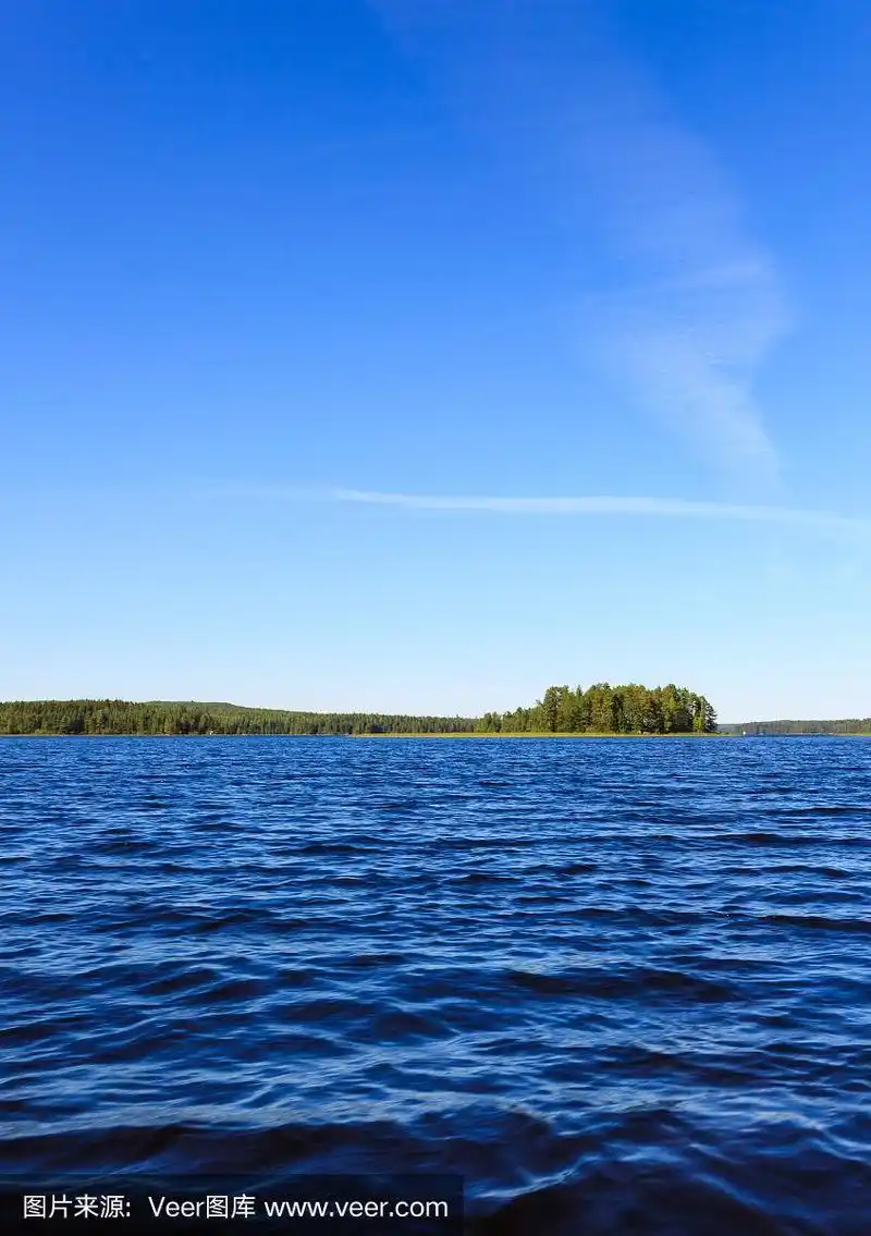 阳光明媚的芬兰湖景