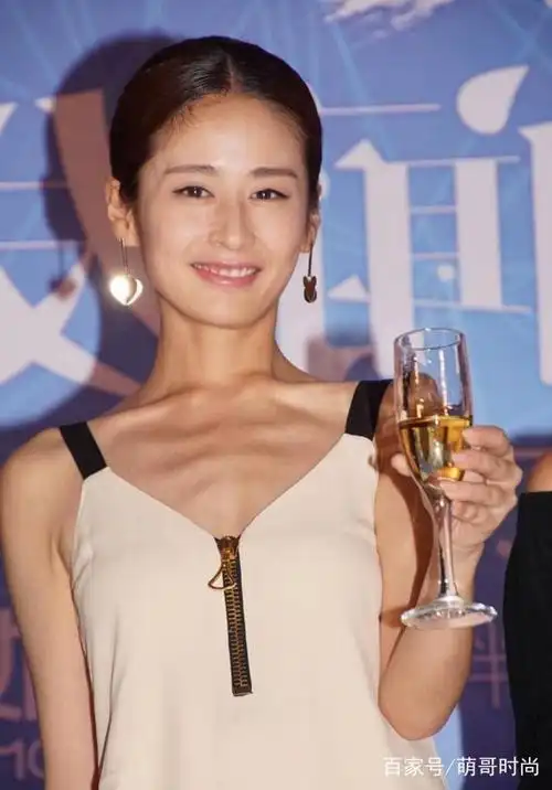 颖儿瘦成排骨胸,衣品突破巅峰,着实令人羡慕!