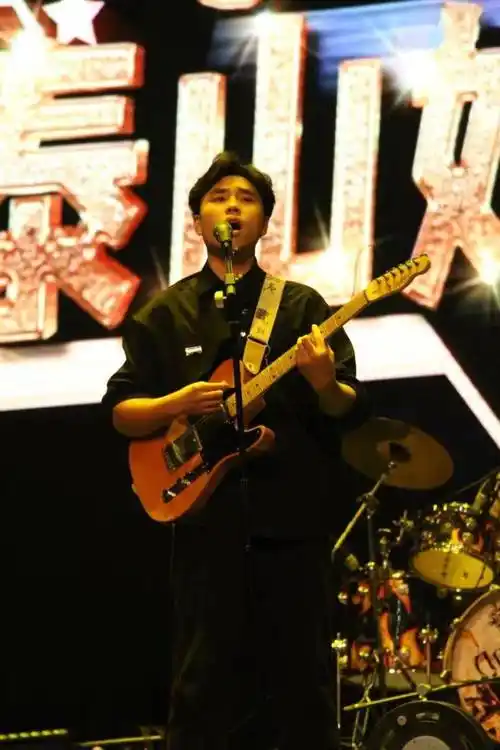 乐队成员配合默契,将这首歌的生命力展现得淋漓尽致.