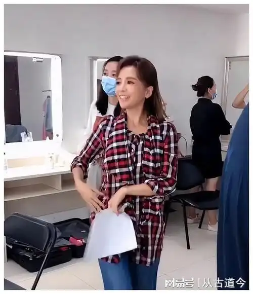 路人拍的朱迅真不一样素颜干巴巴的身材垂得厉害成路边大妈