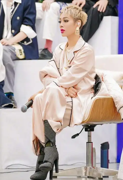 短发宁静又帅出了新高度浅色穿搭一点不温柔反倒霸气十足