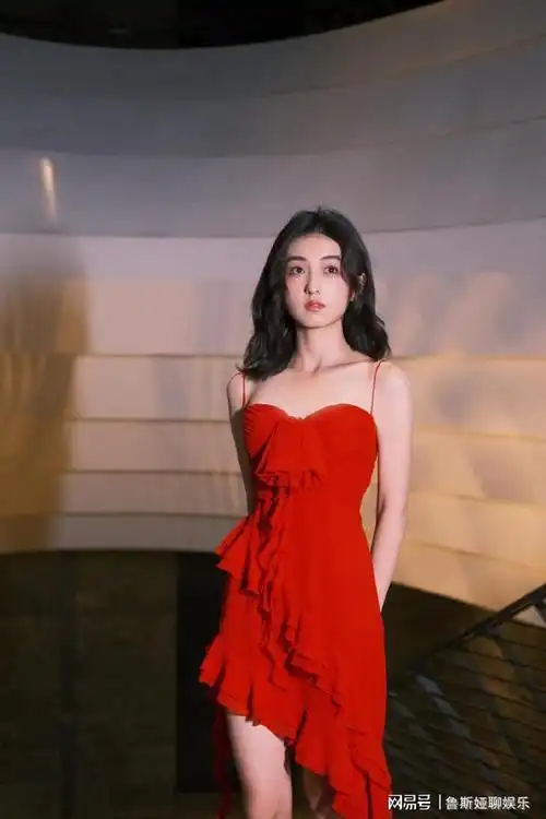 张子枫穿红色连衣裙亮相,瘦骨嶙峋的身材,真的是女明星的美吗?