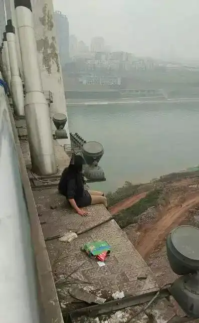 有什么想不开?宜宾一女子和男朋友吵架,闹斗要跳桥自杀!
