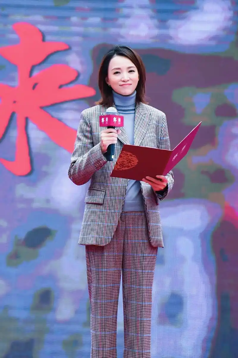 董卿魅力四射穿着黑色针织上衣搭配西裤时髦干练减龄又洋气