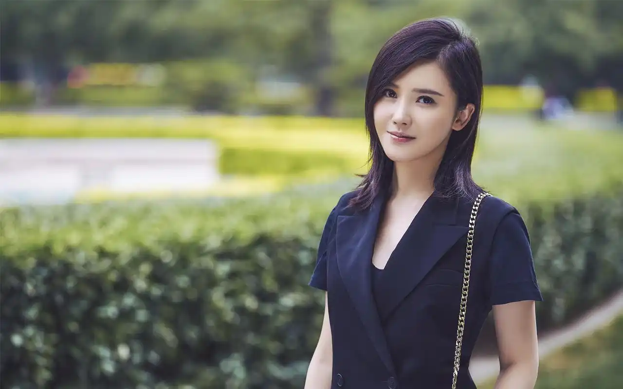 杨子珊干练性感ol装写真图片桌面壁纸