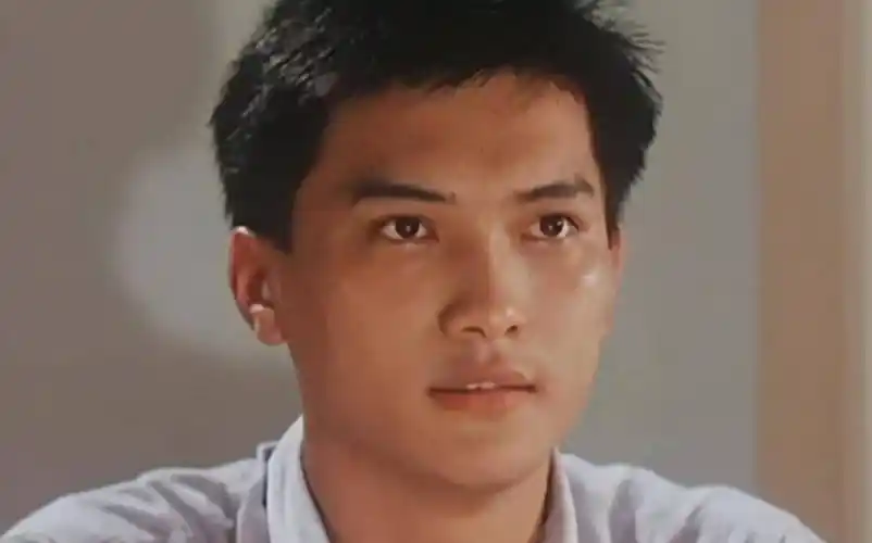 原创53岁陈锦鸿近照曝光身材消瘦面色蜡黄曾因儿子自闭而退圈