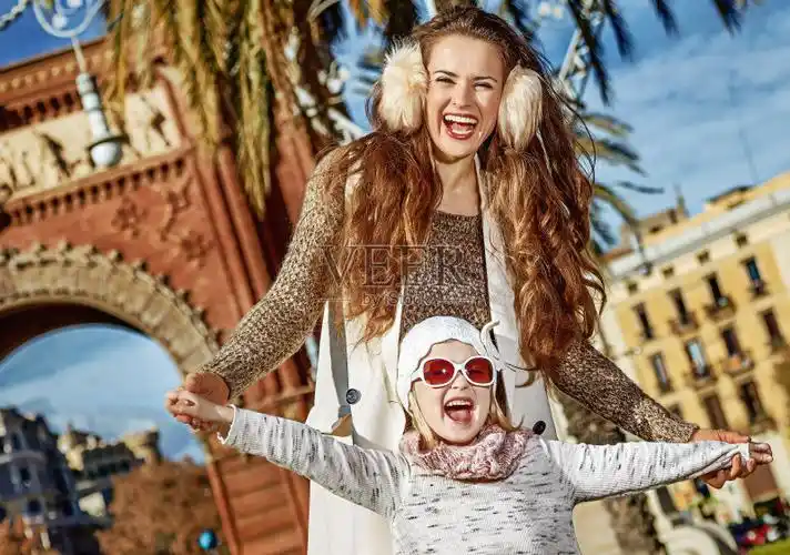 快乐的现代母亲和孩子在巴塞罗那,西班牙照片素材