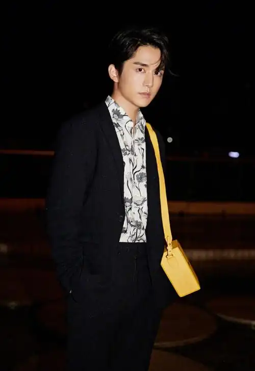 张新成身着黑色西装内搭暗花衬衫帅气有型