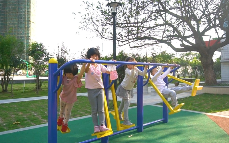 小朋友在狮山南油小区改造后的公园玩耍.