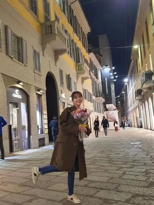 162cm的iu李智恩,两次挑战绿棕色呢大衣,风格竟大不相同?