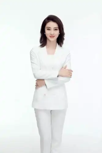 除了歌舞之外,济南广播电视台主持人小姊妹,燕子,小云,晓晨将身着旗袍