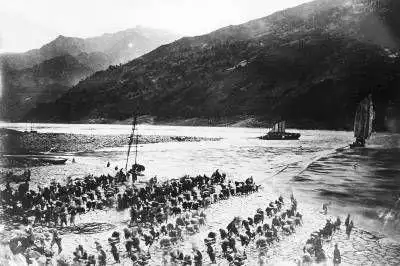 新闻 人间百态田洪光躺在120万字的手稿上(本版照片均由田太权提供)