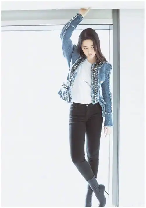 "女神"刘亦菲穿粉色外套搭配黑色紧身裤,休闲随性,墨镜太夸张_女性