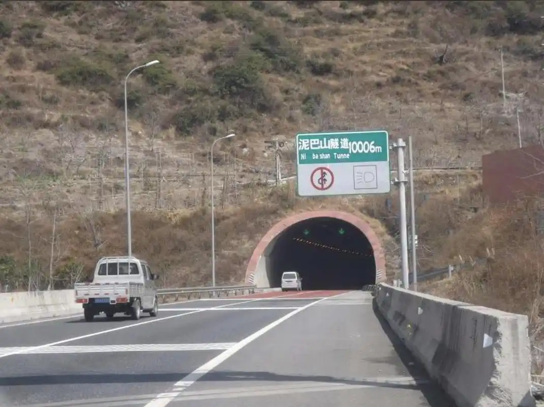 西藏泥巴山隧道方便当地民众出行高昂电费却让人头疼