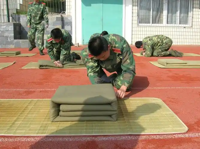 机电学院国防生举行叠被子大赛