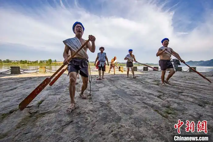 嘉陵江边,几名曾今的老纤夫在演示拉纤情景. 董宁 摄
