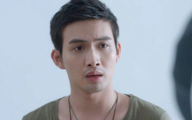 展开全部 电视剧《漂亮的李慧珍》剧中的男女主迪丽热巴和盛一伦移痧