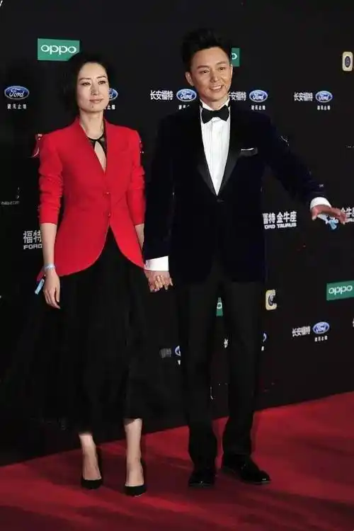 刘敏涛越发大胆,穿深v西装配镂空裙,身旁刘奕君都不敢正眼瞧_时尚