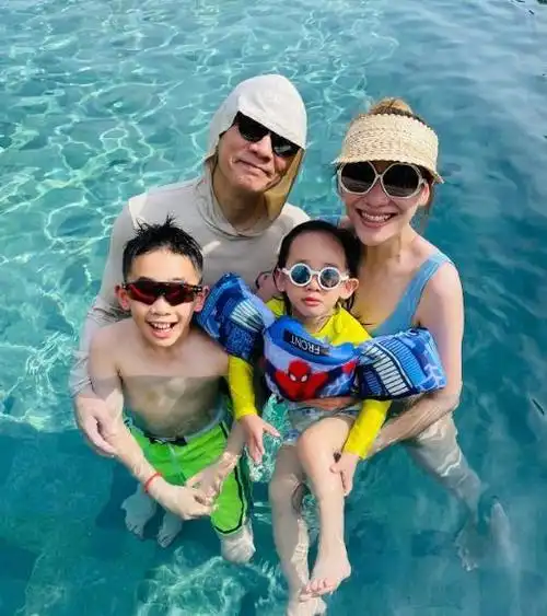 应采儿陪陈小春工作,衣着宽松鼻头变大被猜怀三胎,回应耐人寻味