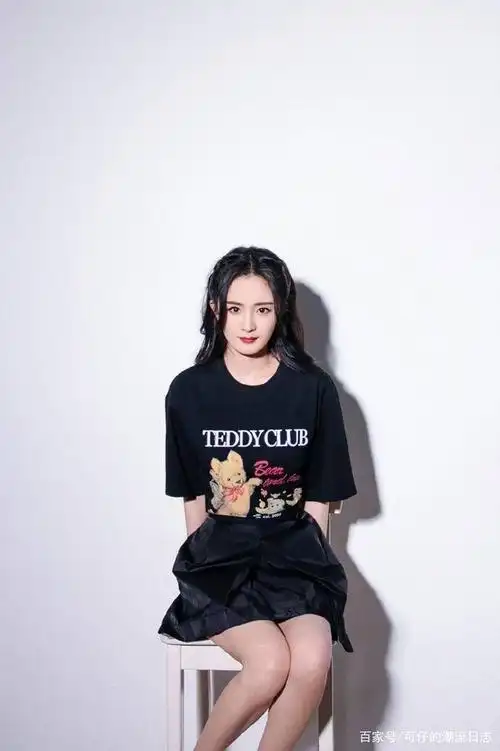 杨幂最新营业wink美照上线,简单黑t恤搭配百褶裙元气满满