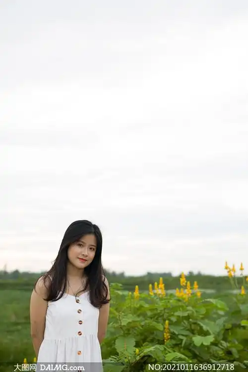 披肩黑发白裙美女人物摄影原片素材